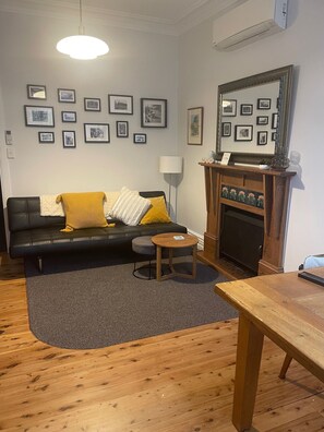 Fernseher, DVD-Player, Bücher, Videothek