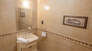 Douche, sĂšche-cheveux, bidet, serviettes fournies