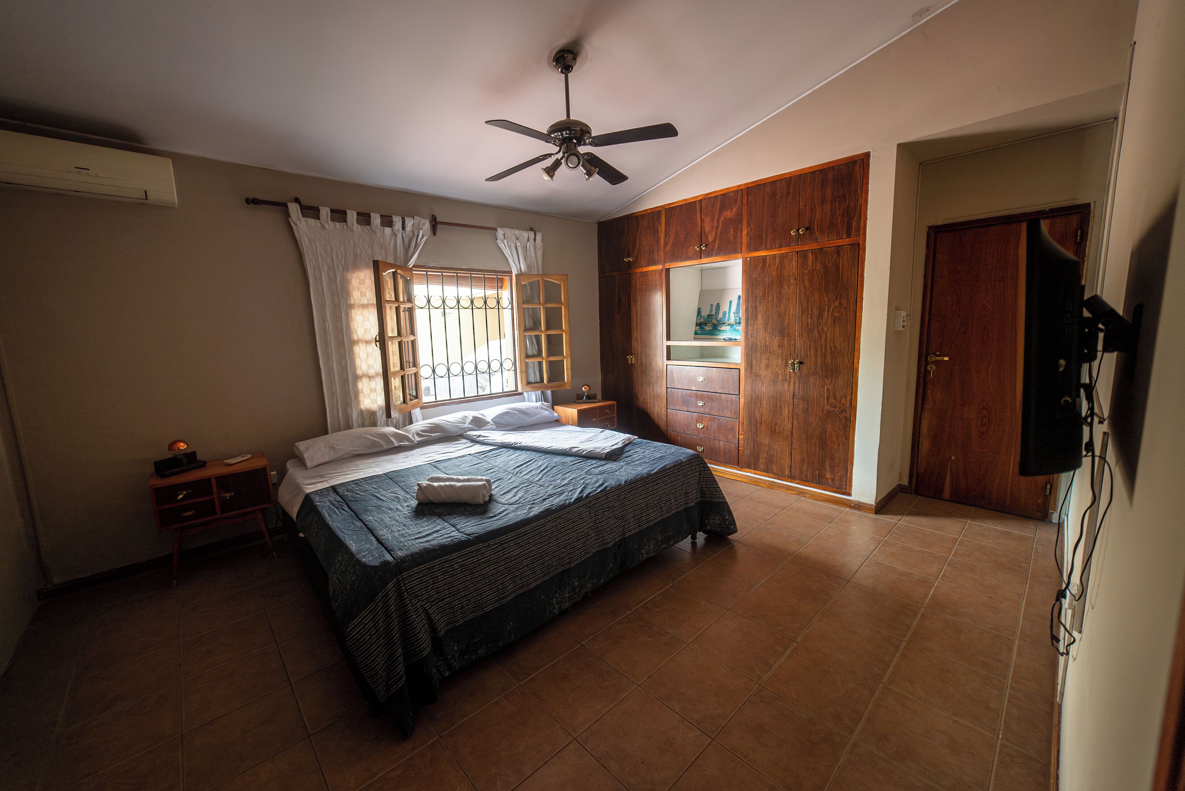 3 chambres, fer et planche à repasser, Wi-Fi, draps fournis