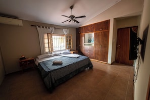 3 slaapkamers, een strijkplank/strijkijzer, wifi, beddengoed