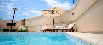 Casa Syrah: Lodging with parking, games room and swimming pool.