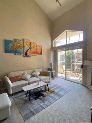 Living area - Topanga Luxe Loft (Los Angeles)