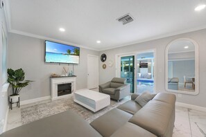Smart TV, fireplace
