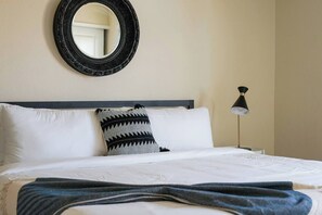 Een bureau, een strijkplank/strijkijzer, gratis wifi, beddengoed