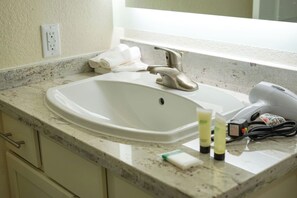 Haartrockner, Handtücher, Seife, Toilettenpapier