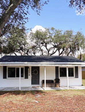 Exterior - Stylish Tampa Retreat • Close to Beaches, Golf & Busch Gardens (Lutz)