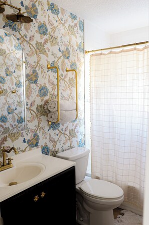Towels, soap, shampoo, toilet paper - Stylish Tampa Retreat • Close to Beaches, Golf & Busch Gardens (Lutz)