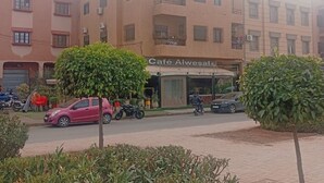 A building with a café named Café Aiwesal. - ⭐ Charming Apartment in Marrakech (Marrakech)