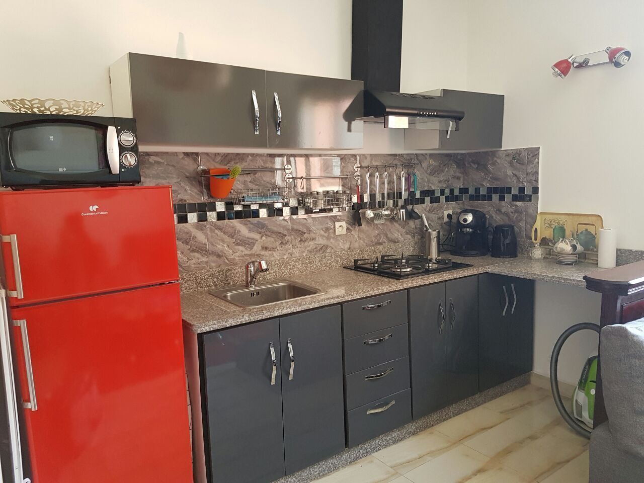 Kjøleskap, mikrobølgeovn, ovn og kokeplater