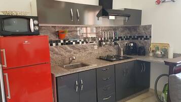 Kjøleskap, mikrobølgeovn, ovn og kokeplater