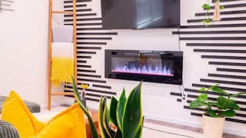 Una televisión, una chimenea, un reproductor estéreo