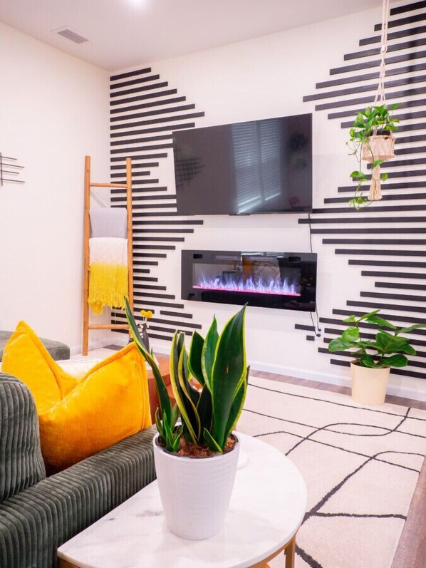 Tv, eldstad och en stereo