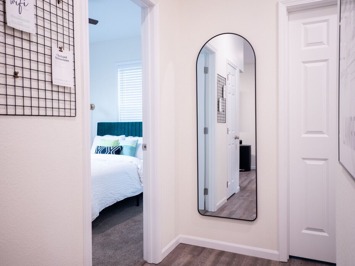 2 dormitoris, escriptori i planxa i posts de planxar 