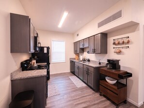 Kylskåp, mikrovågsugn, ugn och spishäll