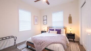 2 slaapkamers, een bureau, een strijkplank/strijkijzer, reisbedje