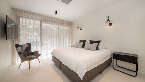 4 slaapkamers, een strijkplank/strijkijzer, reisbedje, gratis wifi