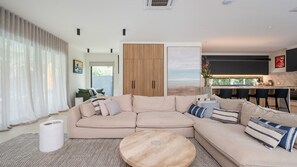 Smart TV, fireplace - The Hudson with Heated Pool (Rye)