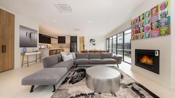 Smart TV, fireplace