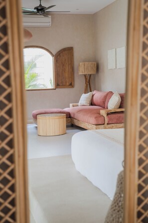 Grand réfrigérateur, four, plaque de cuisson, machine à expresso