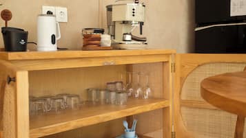 Mesin espresso, lemari es besar, oven, dan kompor