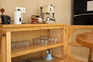 Máquina de café expresso, geladeira grande, fogão, cooktop