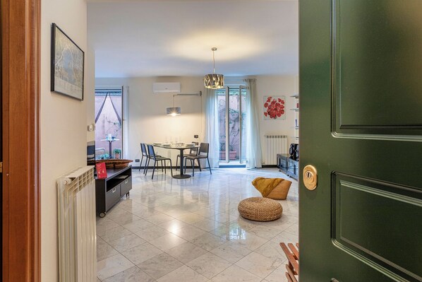 Leilighet – basic | Oppholdsområde | En 35-centimeters TV med digitale kanaler