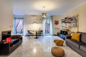 Apartamento básico | Área de estar | TV 35 cm com canais digitais
