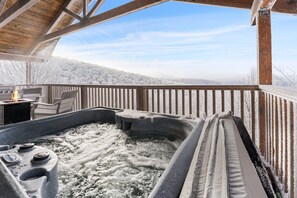 Outdoor spa tub - 5,000ft Peak View Home: Hot Tub, Fire Table & 4 Kings; 5 Min to Resort (Beech Mountain)