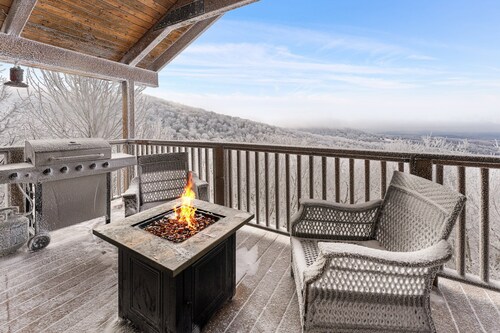 5,000ft Peak View Home: Hot Tub, Fire Table & 4 Kings; 5 Min to Resort