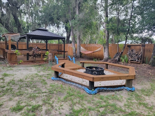 Cozy 3-bedroom, 2 full bath mobile home on half acre in charming Welaka!