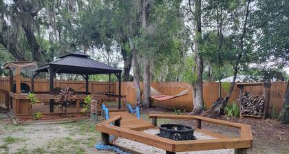 Cozy 3-bedroom, 2 full bath mobile home on half acre in charming Welaka!