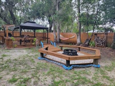 Cozy 3-bedroom, 2 full bath mobile home on half acre in charming Welaka!