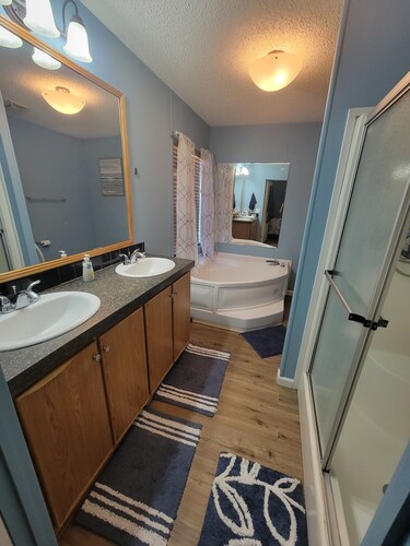 Cozy 3-bedroom, 2 full bath mobile home on half acre in charming Welaka!