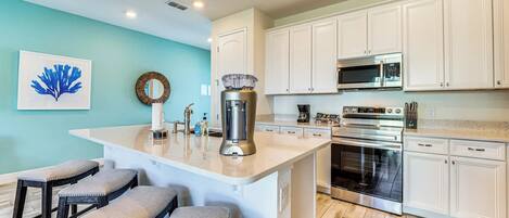 冷蔵庫、電子レンジ、オーブン、コンロ