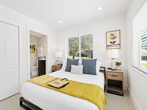 3 bedrooms, desk, iron/ironing board, travel crib - Heated Pool Retreat, A Modern, Laid-Back South Florida Escape Perfect for Unwinding and Recharging! (Fort Lauderdale)