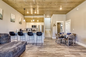 Interior - Kingfish Kreek Cabin, a spacious 3bd 2bth retreat w/ stunning mountain views! (Sevierville)