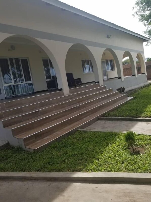 Property grounds - Spacious 4-bedroom beach house with WiFi, AC in beautiful Monkey Bay (Monkey Bay)