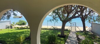 Spacious 4-bedroom beach house with WiFi, AC in beautiful Monkey Bay