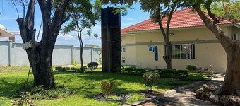 Spacious 4-bedroom beach house with WiFi, AC in beautiful Monkey Bay