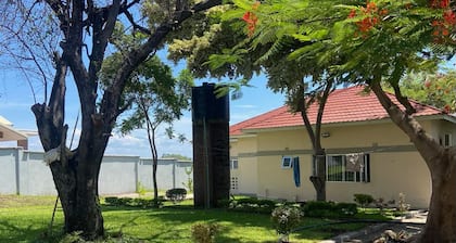 Spacious 4-bedroom beach house with WiFi, AC in beautiful Monkey Bay