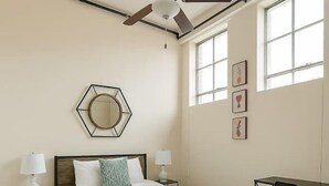 Escritorio, tabla de planchar con plancha, wifi gratis y ropa de cama
