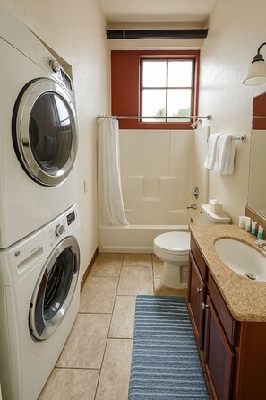 Assecador de cabells, tovalloles, sabó i paper higiènic 