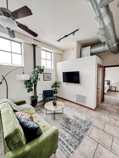 Sleepover: Pristine 2BD/1BA Condo - Downtown Springfield