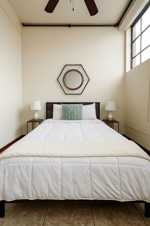 Skrivebord, strykejern/-brett, wi-fi (inkludert) og sengetøy