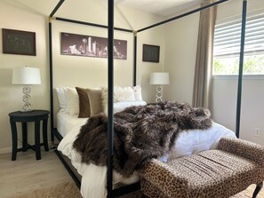 3 bedrooms, iron/ironing board, WiFi, bed sheets - Stunning Friendswood home with pool!  Minutes from NASA, Med Center, Galveston  (Friendswood)