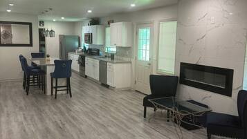Full-sized fridge, microwave, oven, stovetop