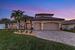 Exterior - Stunning Luxury! Gulf Access, Pool Table - Villa Harbour Haven - Roelens (Cape Coral)