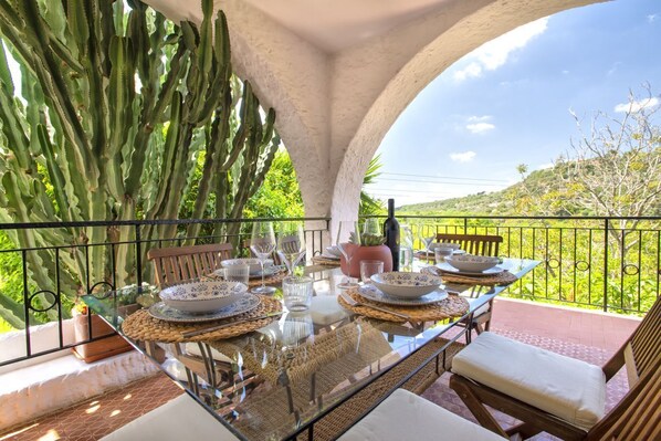 Outdoor dining - Villa Elighe. Apartment surrounded by greenery (Sassari)