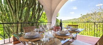 Villa Elighe. Apartment surrounded by greenery