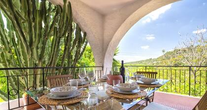 Villa Elighe. Apartment surrounded by greenery
